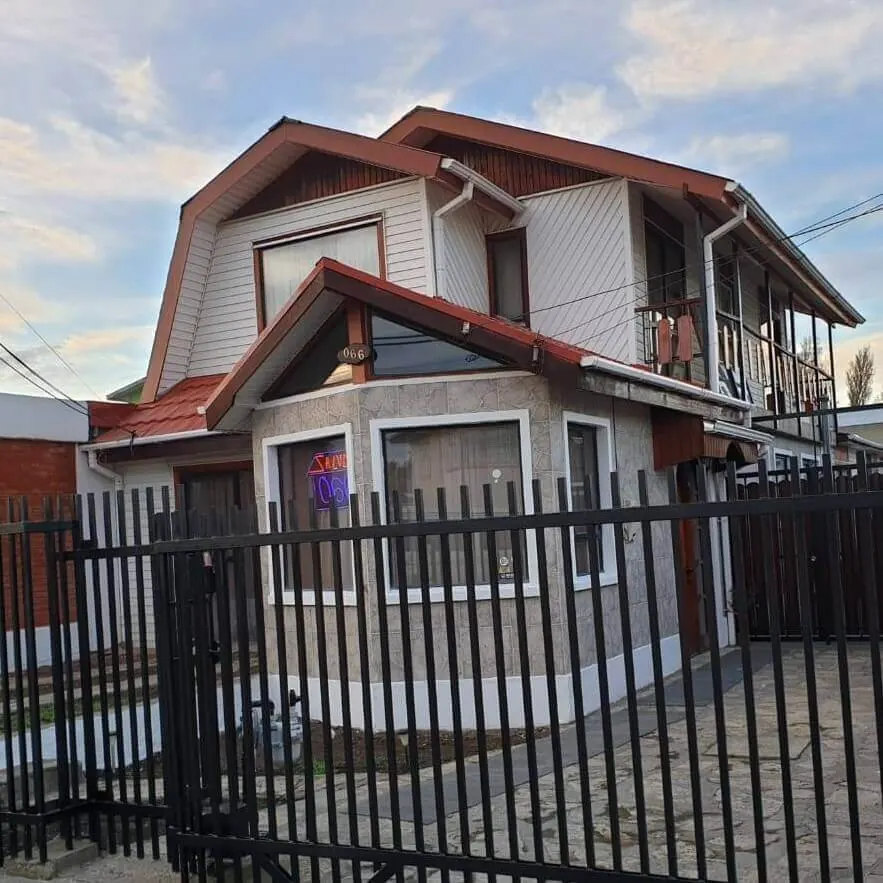 Fachada de La Casa Guesthouse en calle Gral. Juan Salvo, Punta Arenas